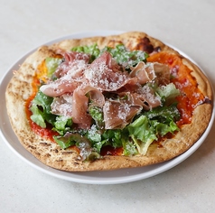 スペイン産生ハムのサラダ仕立てピザ