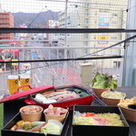 別府タワーから景色を一望。ランチタイムはゆったりした空間でお楽しみいただけます。