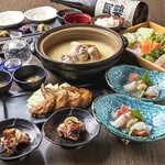 コースでは名物の「水炊き鍋」を中心に、日本各地の旬の食材を使ったこだわり料理が味わえる。