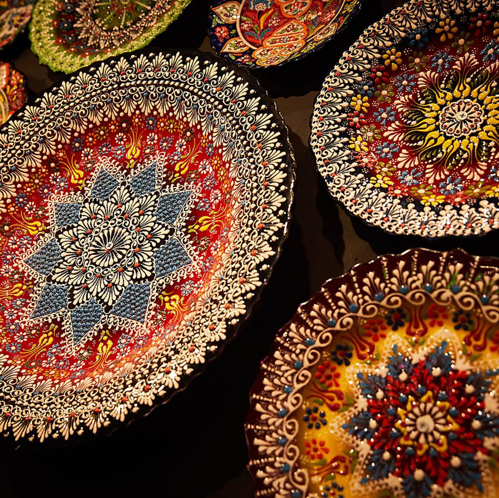 昼はカレー、夜は炭火焼きタンドールとピザと創作。昼夜で表情が変わる二毛作スタイルのビストロ酒場