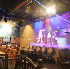 18-32名様フロア貸切可！最高品質のプロジェクターもあり、結婚式の二次会利用も可。多くのお客様や企業様のプレゼンテーションミーティング等に利用頂いてます！サッカーワールドカップ期間は、スポーツバーに！迫力の150インチ（横幅3m32cm、高さ1m86cm）プロジェクター※HDMI、usb-c、ライトニング端子で映像を映せます