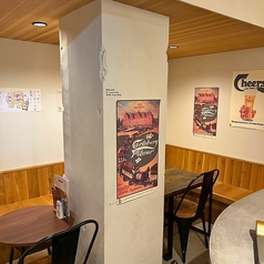 柱まわりに配した半個室風テーブル席です。柱が視線を分散し、会話に集中できます♪奥行きのある配置で落ち着ける距離感◎やわらかな光が静かな時間を演出し、木目の温もりが安らぎを支えます☆冬季はブランケットを用意し快適さを保ちます。音の反響を抑え会話が聞き取りやすい設計で、居心地の良い空間です！