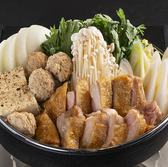 銘柄鶏「信玄鶏」を贅沢に使用した、当店自慢の鍋料理をご用意しております。じっくりと炊き出すことで濃厚な鶏の旨味と、しっとり柔らかい肉質の信玄鶏を一度に堪能できる逸品です。お野菜との相性も抜群で、体の芯から温まる贅沢な味わい。お酒と共にゆったりと、素材の良さが際立つ極上の鍋をぜひお楽しみください。