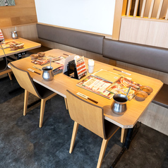 開放感のある店内。木のぬくもりが温かい癒しの空間で落ち着いたご宴会を開催頂けます。大人数様もOK！各種ご宴会にもおすすめ♪