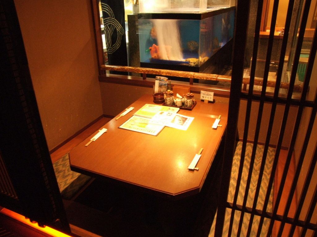 こちらは、生簀そばの掘りごたつ席。半個室です。