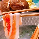 黒豚しゃぶしゃぶやきびなごのお造り、自家製さつま揚げなど西屋では鹿児島の郷土料理も堪能できます