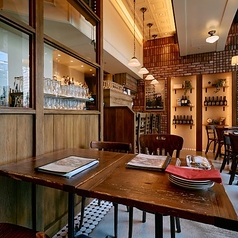 【窓際テーブル席】窓際のテーブル席には明るい陽射しが差し込み、開放感があって気持ちの良い雰囲気です。屋内にいながらテラス気分をお楽しみいただけます。