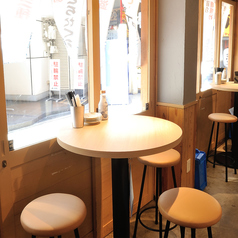 2名～3名様でのご利用にちょうどいい、コンパクトで会話が弾む丸テーブル席です。昼飲みや、少人数でのディナーをゆったりとお楽しみいただけます。