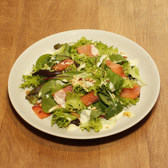 スモークサーモンとナッツのサラダ ～北海道産山わさびソース～