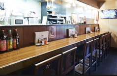 2人1組のカウンターをご用意しております。秋葉原デートの夜にぜひご利用ください。