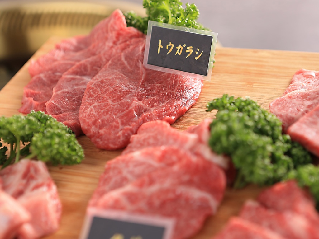 鹿児島から直接仕入れる『さつま福永牛』を贅沢に熟成で。一頭買いにこだわります。