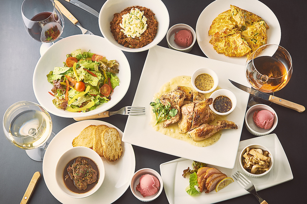 国産の鶏と新鮮野菜を使ったお料理の数々が楽しめる『トリタベルカ』