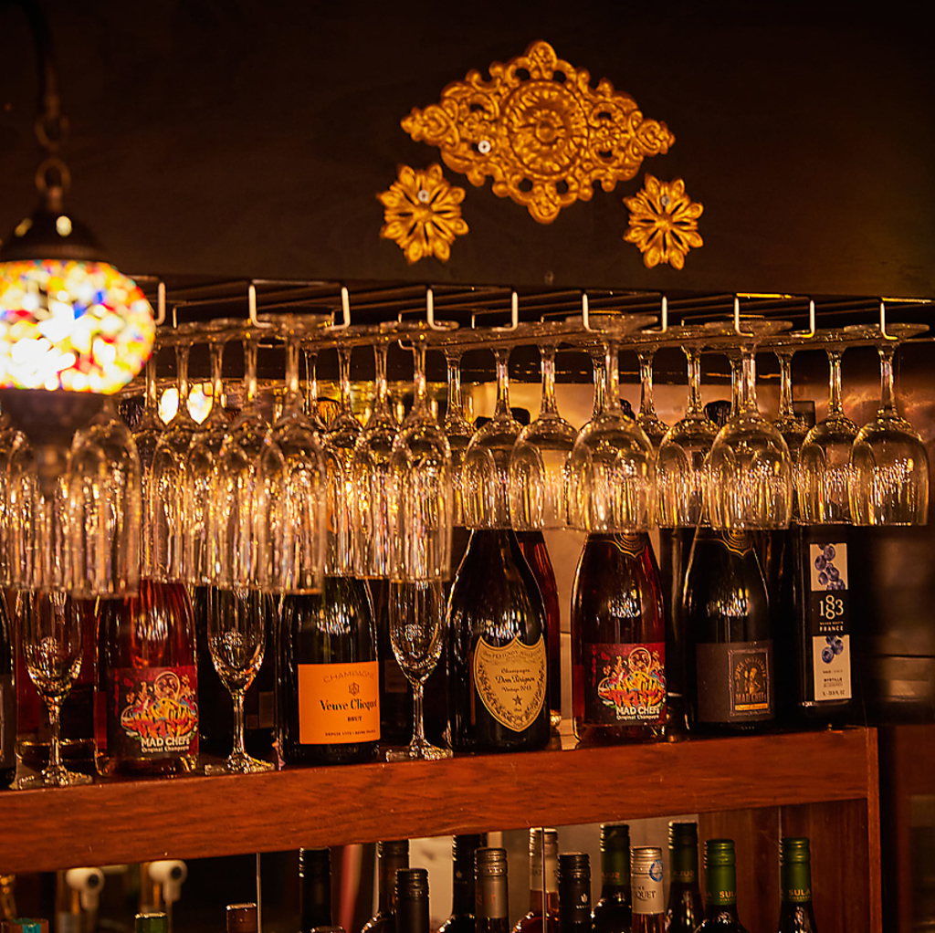 昼はカレー、夜は炭火焼きタンドールとピザと創作。昼夜で表情が変わる二毛作スタイルのビストロ酒場