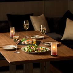 ゆったりとおくつろぎいただけるソファー席です。