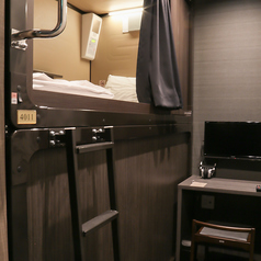 【キャビン】カプセルより広く、寝床も備えた、アコーディオンカーテンで区切られたお部屋になります。