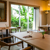 住宅地の中から一軒家レストランの店内に入ると、白を基調とした壁や天井と植物の緑に囲まれて非日常の空間にお出迎えされます。