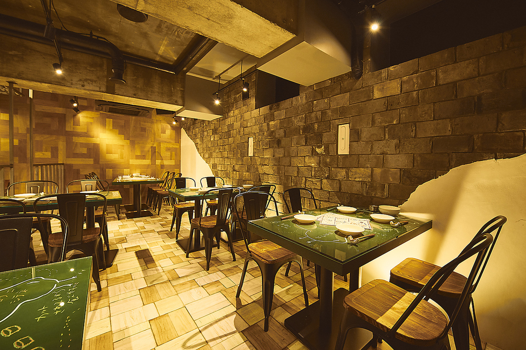 20名様以上で貸切のご宴会も可能！緑を基調とした落ち着きのあるテーブルがおしゃれな雰囲気を演出！