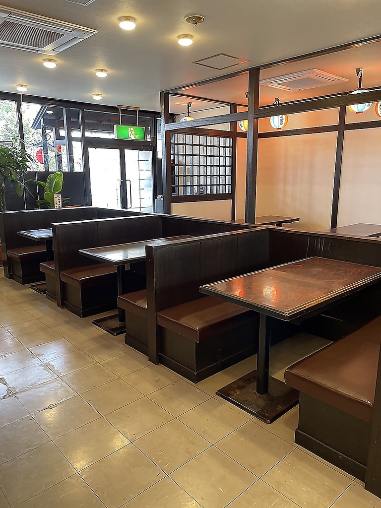 カウンター席や座敷席もあります。お一人様やデート、女子会や宴会などのシーンでお楽しみください。