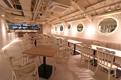 おしゃれなテーブル席は、落ち着いた雰囲気の中でリラックスできる空間。お仕事帰りや仲間内での集まりにももちろん、女子会やママ会、誕生日など色々なシーンでご利用頂けます！