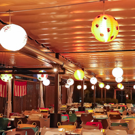 駅ビルの屋上にレトロモダンな空間が出現