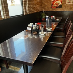 4名掛けテーブルを繋げて8名掛けや12名掛けなどにご調整が可能です。ちょっとした集まりにご利用ください。