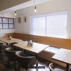 【ソファー席】2名様用のソファー席は、落ち着いた雰囲気の中でゆったりと過ごせる空間です。リラックスできる心地よい距離感で、デートや親しいご友人との会話にもぴったり。周囲を気にせず、お料理やお酒を楽しみたい方におすすめです。