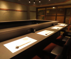 コの字型のカウンター席、12席ございます。