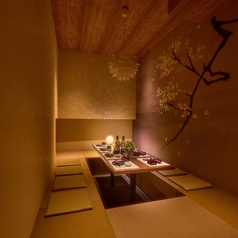 ご接待や記念日など、大切なご会食にも最適な個室空間。扉付きの個室となり、プライベートなお食事にも安心してお過ごしいただけます。品がありながらも和める場となっております。