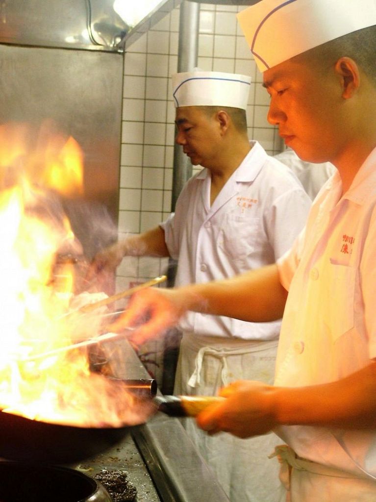 本場シェフの握る中華鍋からは激しい炎が噴き出す!!