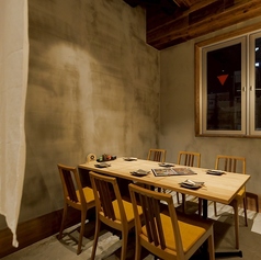 個室完備◎木製テーブルと穏やかな照明が織りなす、心安らぐ空間。落ち着いた雰囲気が漂います。周囲を気にせず大切な人との時間をお過ごしいただけます。【大阪/大阪駅/なんば/難波/心斎橋/昼飲み/焼き鳥/串/肉/釜めし/居酒屋/ランチ/女子会/飲み放題/誕生日/記念日/個室/鍋/接待/忘年会/新年会/宴会】