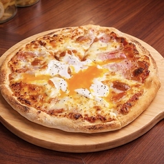とろーりたまごとベーコンとたぁっぷりチーズのピザ