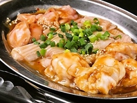 新鮮ホルモンを毎日丁寧に仕込み、臭みのない旨さが自慢