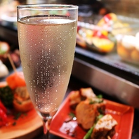 スパークリングとタパスでほろ酔いのひと時。