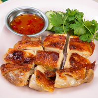 タイの屋台やレストランで人気の鶏肉の炭火焼き