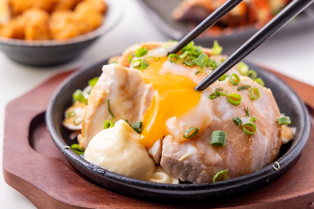 当店名物のチャーシューエッグ659円(税込)を始めフードメニューも安くて美味しいものばかりです☆