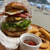海を見ながら食べる本格的なハンバーガー◎