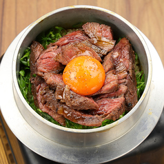 牛ハラミ卵黄のせ