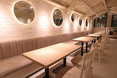 テーブル席で心地よいひとときを！広々としたテーブル席は、スタイリッシュなインテリアが魅力♪ゆったりとしたソファ席で、友人との楽しい会話や、大切な人とのディナーを楽しむことができます。