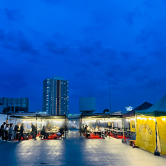 1グループ最大192名様までの宴会に対応可能な屋上のBBQスペース。テントがあるので雨が降っても安心してBBQをお楽しみいただけます。貸切予約のキャンセル・人数変更は、利用日の5日前まで無料で承ります。以降は100%のキャンセル料を申し受けます。