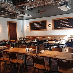 ご家族連れからグループ利用まで、幅広いシーンに対応する快適なテーブル席。神戸牛ハンバーガーやステーキを味わいながら、賑やかな空間で楽しい時間をお過ごしいただけます。席間隔を広くとっており、周りを気にせずゆったり。ランチやカフェ利用も大歓迎です。