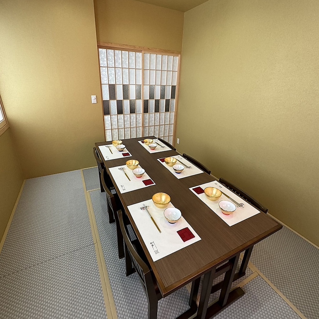 【個室完備】大人の雰囲気広がる店内。2名～20名様までご利用可能な個室を完備しております。