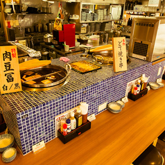 カウンター席では、目の前で当店自慢の看板メニューの香りを楽しめます♪ 手際よく料理を仕上げる様子を見ながら、ビールや日本酒と一緒に味わうのが大衆居酒屋の醍醐味！気軽に立ち寄って、アットホームな雰囲気の中で美味しい料理を堪能してください。ワイワイとした楽しい時間をお過ごしください！