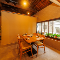 古民家を改装した内装は2階建ての広々空間