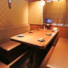 落ち着いた店内空間にあるテーブル席は、ゆったりとお食事を楽しむことが可能です。宴会コースや美味しい逸品料理、種類豊富なドリンクをご用意してお待ちしております。