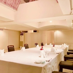 4階【ポエム・ド・ホール】天気の良い日は天窓からの日差しが心地良い会場です。