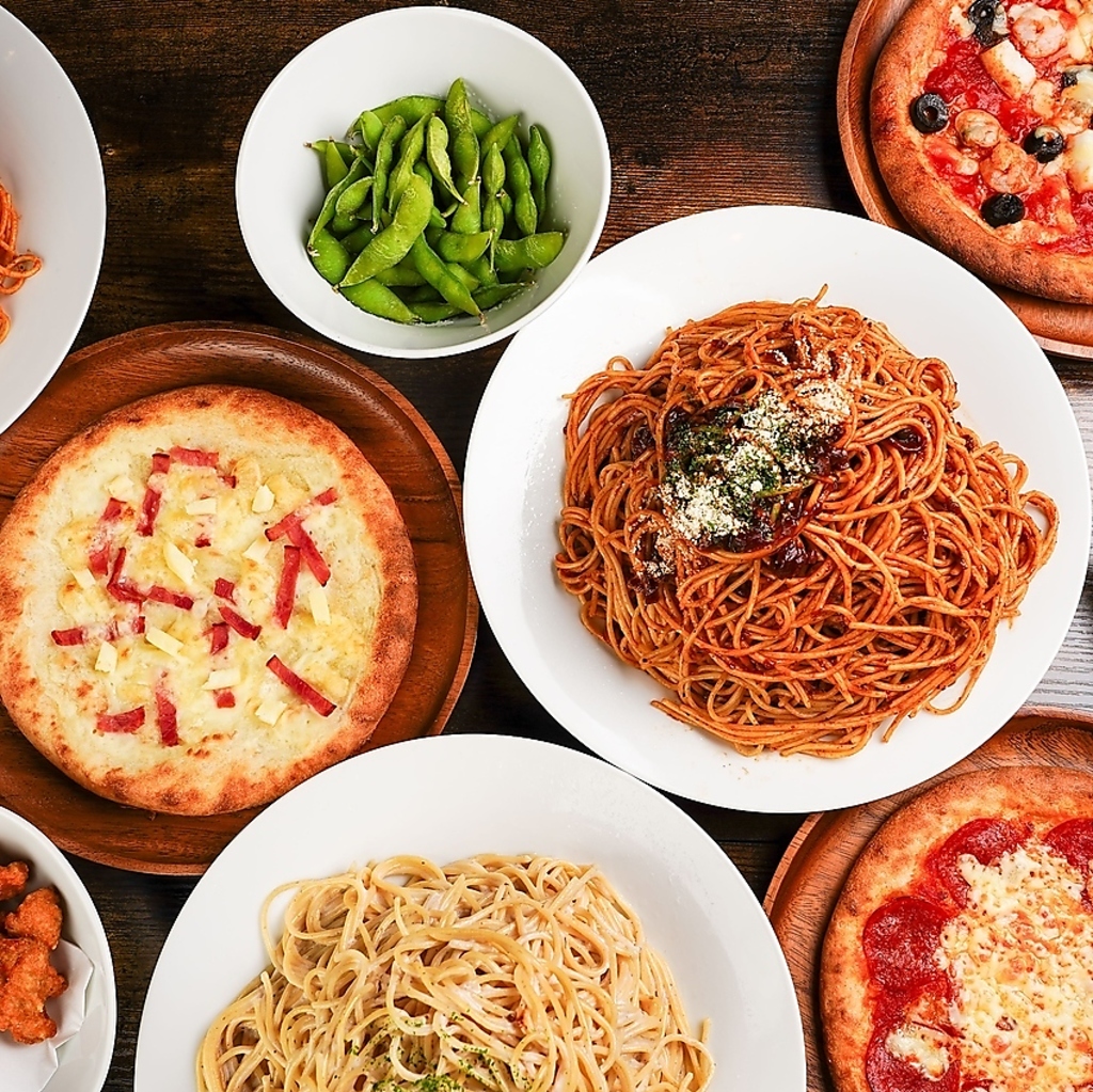 フードメニューも充実♪お酒に合うおつまみは勿論、ピザやパスタなどお食事メニューも各種ご用意！