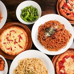 フードメニューも充実♪お酒に合うおつまみは勿論、ピザやパスタなどお食事メニューも各種ご用意！