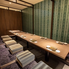 友人や同僚とのちょっとした飲み会にもオススメの和情緒ある洗練された完全個室。皆様でゆったりと会話やお食事をお楽しみください。楽蔵うたげは鮮度抜群の海鮮を使用した寿司や刺身、ステーキや焼き鳥など自慢の炙り焼きなど、豊富で美味しい和食料理を揃えております。