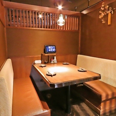 落ち着いた店内空間にあるテーブル席は、ゆったりとお食事を楽しむことが可能です。宴会コースや美味しい逸品料理、種類豊富なドリンクをご用意してお待ちしております。