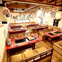 2階は各テーブル仕切りをつけて半個室になります。2階貸切25名様からOK！貸切でも全席鉄板付テーブルで料理をお楽しみ頂けます！貸切時、仕切り無しで歓送迎会や打ち上げなどに最適な空間♪クラブ活動などの打ち上げなどにもご利用可能！お気軽にお問合せ下さい♪